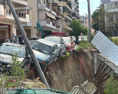 Θεσσαλονίκη: «Βούλιαξε» δρόμος κατά τη διάρκεια εργασιών – Βρέθηκε στο κενό παρκαρισμένο αυτοκίνητο