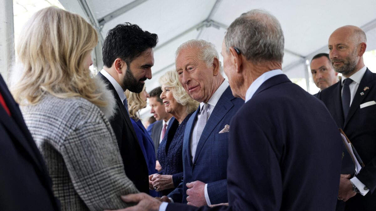 Ο Ζοχράν Μαμντάνι με τον βασιλιά Κάρολο