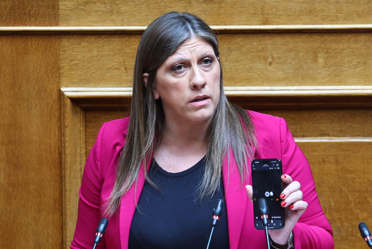 Νέο σόου Κωνσταντοπούλου στη Βουλή: Ανέβηκε στο βήμα και έπαιξε ηχητικό για τη Γάζα - «Κακοπαιγμένο θέατρο» είπε ο Καιρίδης