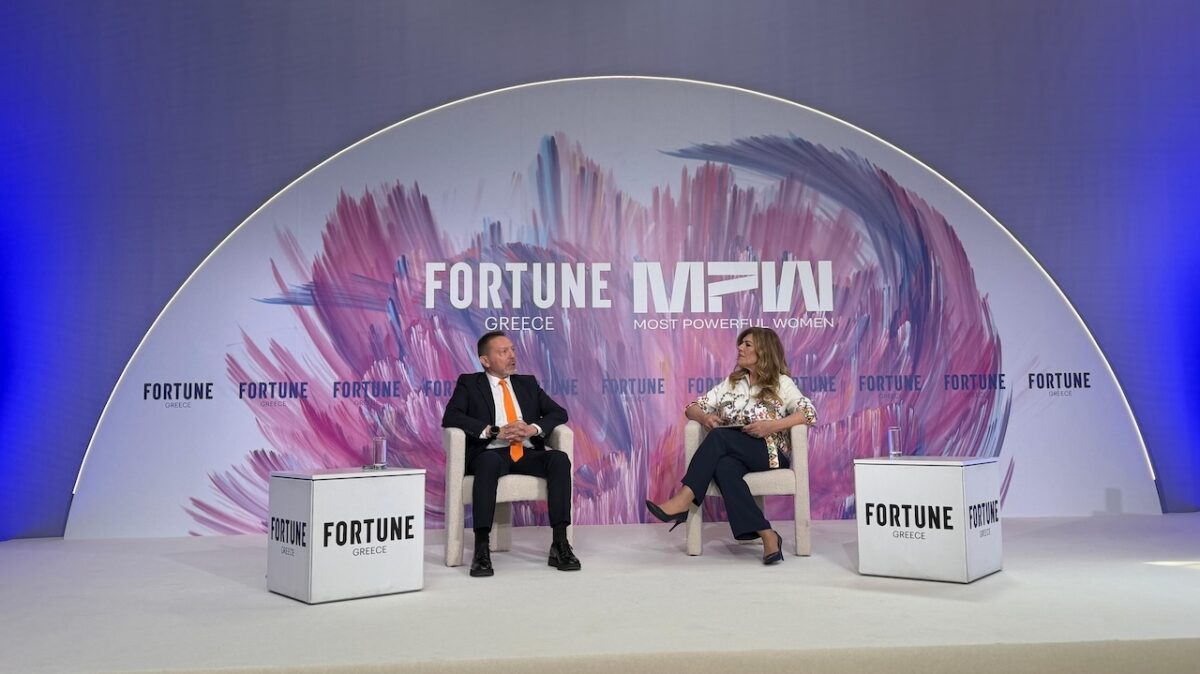 Στουρνάρας στο MPW Summit: Η Ελλάδα λειτούργησε ως μαμή της ιστορίας – Τι είπε για μισθούς, crypto και ΑΙ