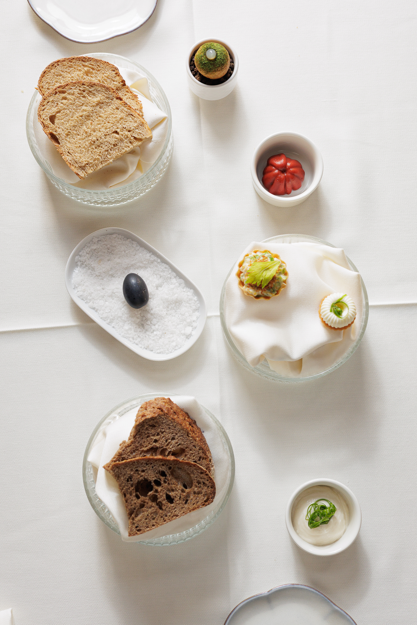 Τα amuse bouche δηλώνουν ξεκάθαρα τη γαστρονομική κατεύθυνση του σεφ.
