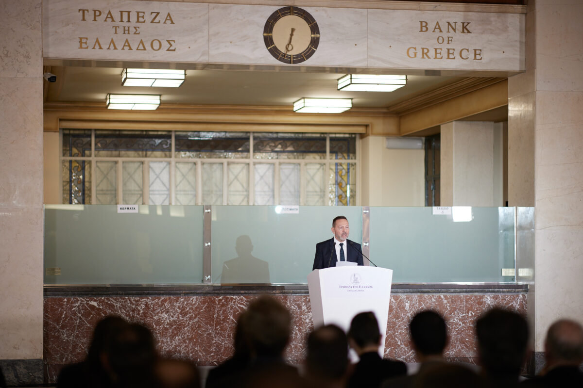 ΤτΕ: Μειώθηκε το μέσο επιτόκιο των νέων δανείων
