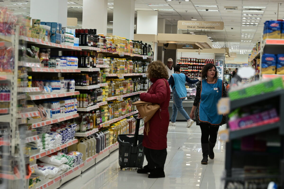 Ανατιμήσεις στα μαγειρικά λάδια έφερε ο πόλεμος - Στα ύψη οι τιμές για ηλιέλαιο, σογιέλαιο, φοινικέλαιο