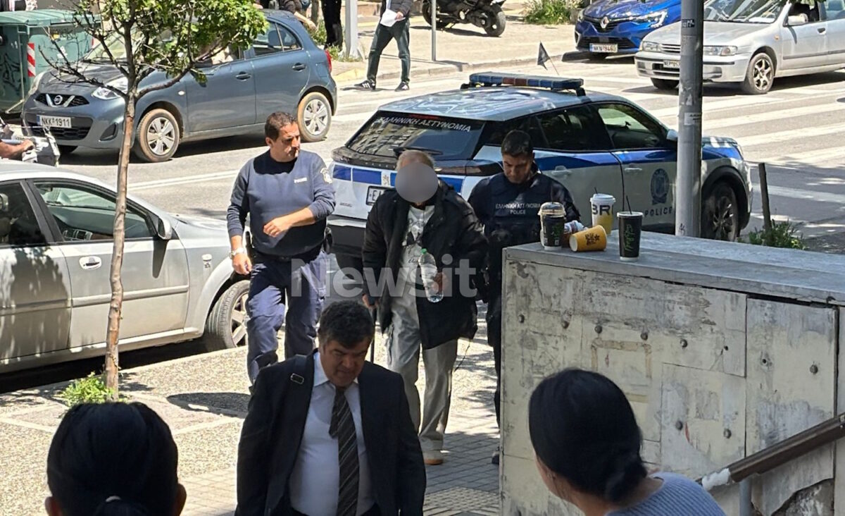 Στα δικαστήρια Θεσσαλονίκης ο 67χρονος που εισέβαλε με σφυρί σε τράπεζα: «Δεν μπήκε όλη η σύνταξη»