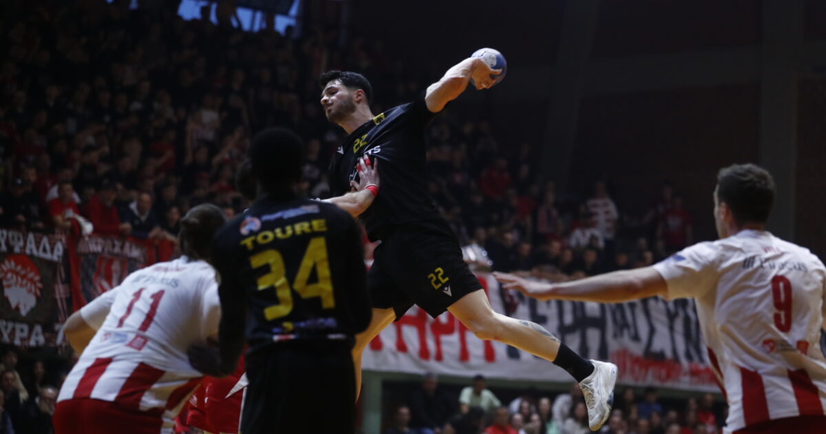 Ολυμπιακός – ΑΕΚ 32-33: Μεγάλη ανατροπή και «διπλό» για την Ένωση στον πρώτο τελικό της Handball Premier