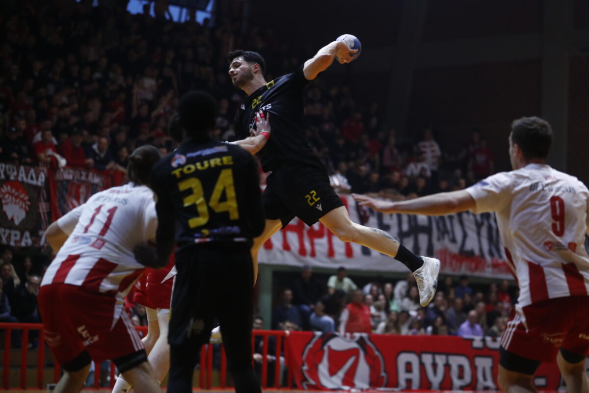 Ολυμπιακός - ΑΕΚ 32-33: Μεγάλη ανατροπή και «διπλό» για την Ένωση στον πρώτο τελικό της Handball Premier