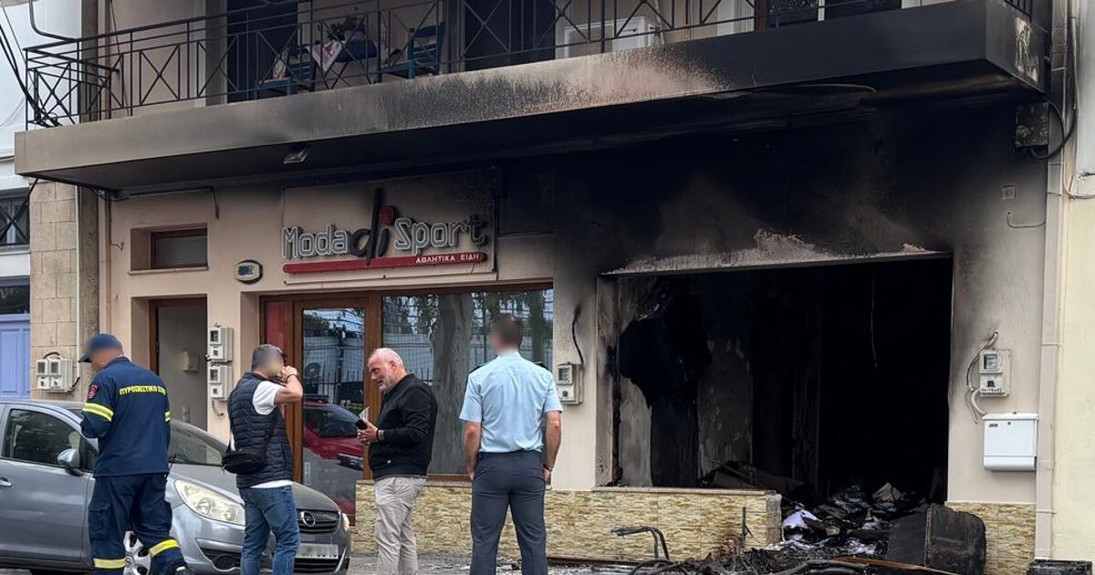 Αίγινα: Τυλίχτηκε στις φλόγες η σχολή οδηγών του δημάρχου – Δεν αποκλείεται το ενδεχόμενο εμπρησμού