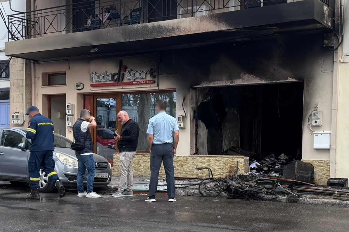 Αίγινα: Τυλίχτηκε στις φλόγες η σχολή οδηγών του δημάρχου - Δεν αποκλείεται το ενδεχόμενο εμπρησμού