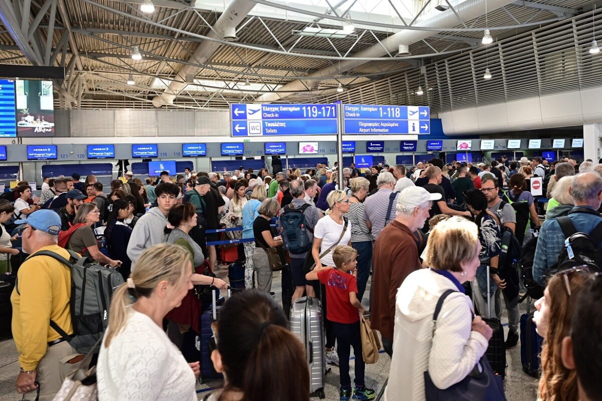 Επιβάτες στη διαδικασία του check - in στο αεροδρόμιο