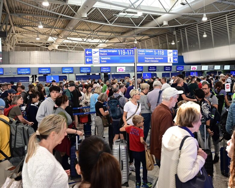 Επιβάτες στη διαδικασία του check - in στο αεροδρόμιο