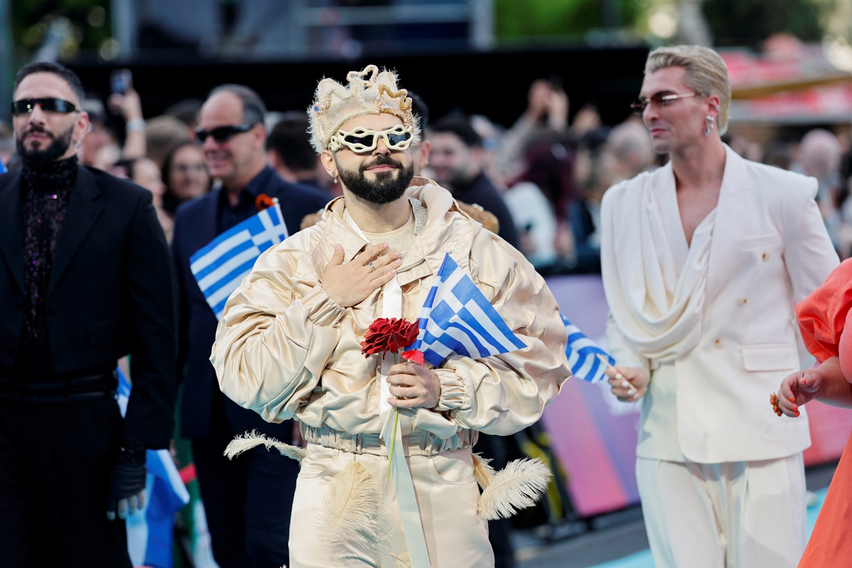 Eurovision 2026: Η εντυπωσιακή εμφάνιση του Akyla στο καθιερωμένο τιρκουάζ χαλί του μουσικού διαγωνισμού