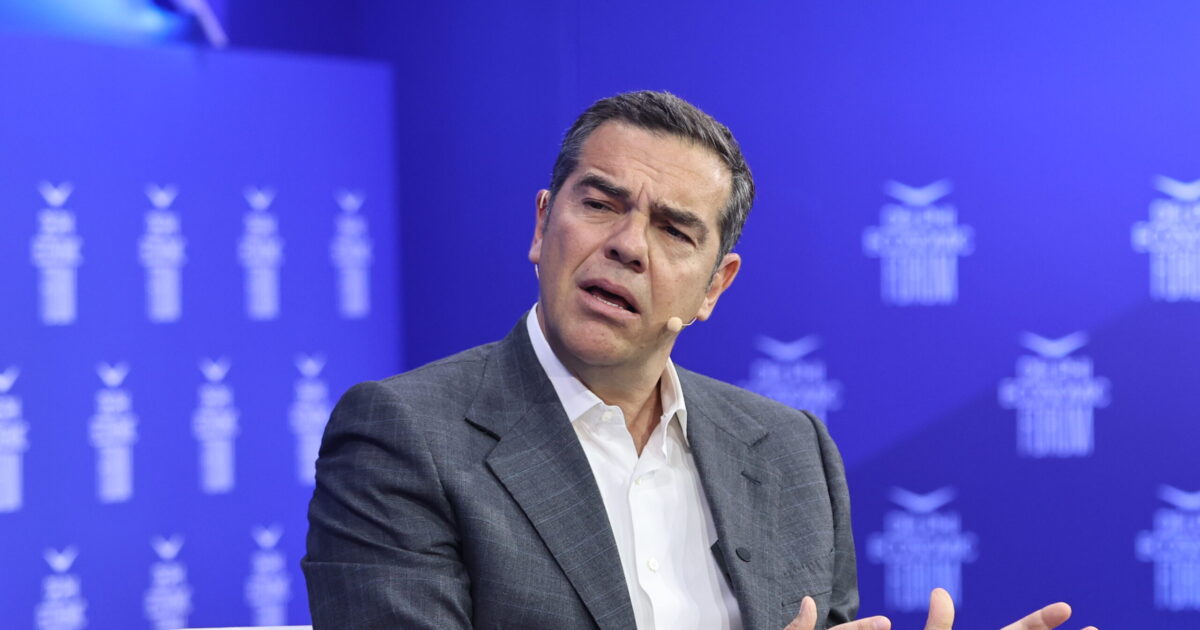 «Εμφύλιος» στον ΣΥΡΙΖΑ για τον Τσίπρα ^ άλλοι ποντάρουν σε προσωπικές συμφωνίες και άλλοι σε στρατηγική συλλογικής προσχώρησης ^ ο Χαρίτσης φαίνεται ότι θα είναι από τους πρώτους που θα αφήσουν την έδρα τους για να πάνε στο κόμμα Τσίπρα ^ γιατί ο Άρης Σπηλιωτόπουλος δεν μιλάει για αποχή αλλά για αυξημένη συμμετοχή στις εκλογές ^ κυριαρχεί το «αρνητικό θυμικό»