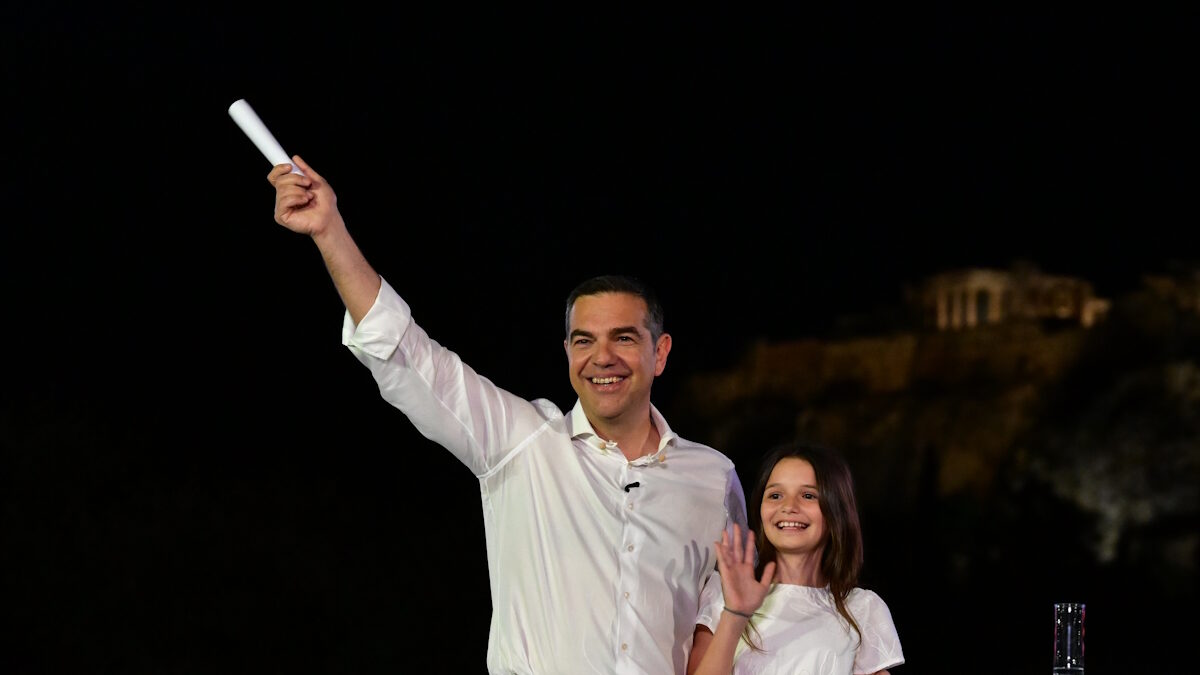 Ο Αλέξης Τσίπρας με τη μικρή Ήρα στην παρουσίαση του κόμματός του ΕΛΑΣ - Ελληνική Αριστερή Συμπαράταξη