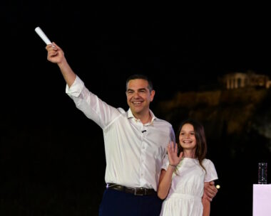 Ο Αλέξης Τσίπρας με τη μικρή Ήρα στην παρουσίαση του κόμματός του ΕΛΑΣ - Ελληνική Αριστερή Συμπαράταξη
