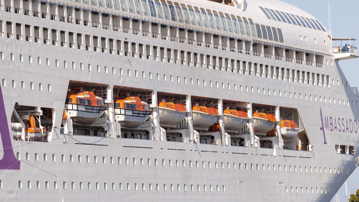 Κρουαζιερόπλοιο της Ambassador Cruise Line