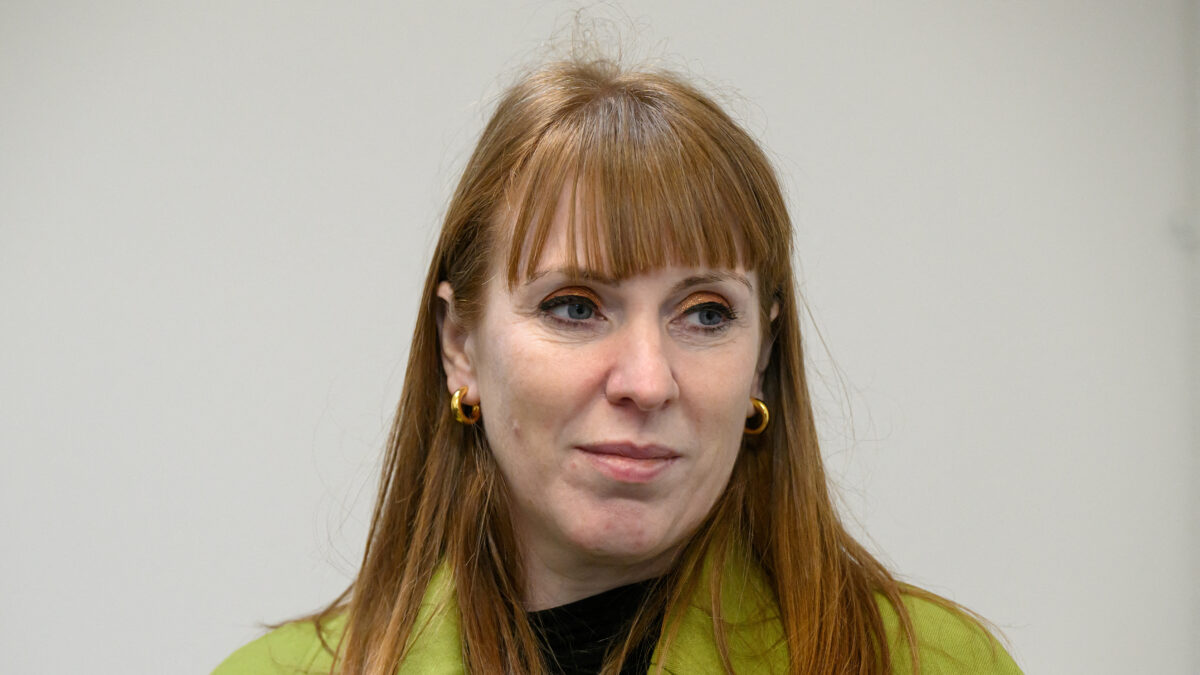 FILE PHOTO: British Deputy Prime Minister Angela Rayner visits the community kitchen at the Newquay Orchard on February 10, 2025 in Newquay, Britain. Leon Neal/Pool via REUTERS/File Photo