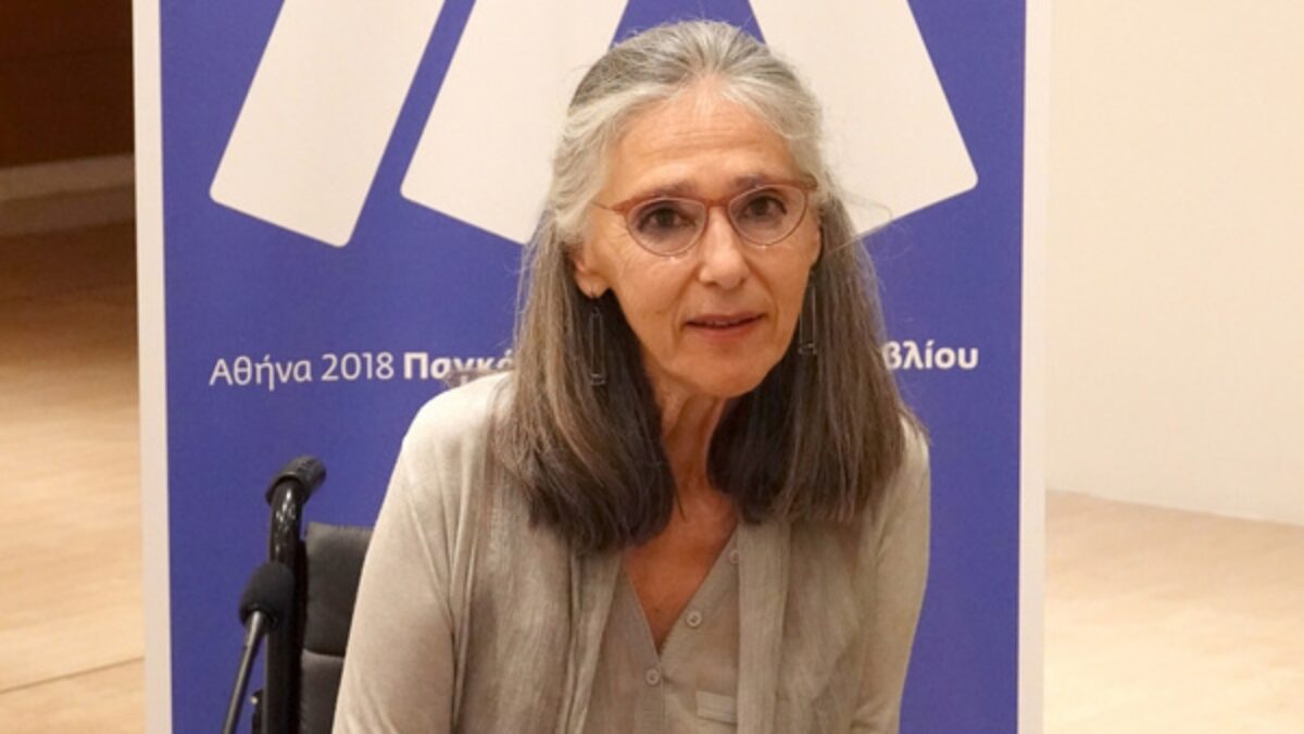 Φωτογραφία που δόθηκε σήμερα στη δημοσιότητα και εικονίζει την επιμελήτρια της έκθεσης «Ο τελευταίος αναγνώστης», Άννα Καφέτση να μιλά σε δημοσιογράφους κατά τη διάρκεια συνέντευξης Τύπου, στο Μέγαρο Μουσικής Αθηνών, Δευτέρα 09 Ιουλίου 2018.«Ένα Μουσείο ανοικτό στην πόλη»: αυτό είναι το όραμα της επιμελήτριας της έκθεσης «Ο τελευταίος αναγνώστης», που εγκαινιάζεται στις 10/7 στον κήπο του Μεγάρου Μουσικής και το νέο Project Room των εγκαταστάσεών του. Η έκθεση, που οργανώνεται εξ αφορμής και σε συνέργεια με τις δράσεις της «Αθήνα Παγκόσμιας Πρωτεύουσας Βιβλίου 2018», αποτελεί παράλληλα την πρώτη εκδήλωση του νεωστί ιδρυθέντος θεσμού AnnexM του Μεγάρου, που διευθύνεται από την 'Αννα Καφέτση και στόχο έχει να προωθήσει τα διακαλλιτεχνικά προγράμματα που σχεδιάζονται για το μέλλον.Τρίτη 10 Ιουλίου 2018.