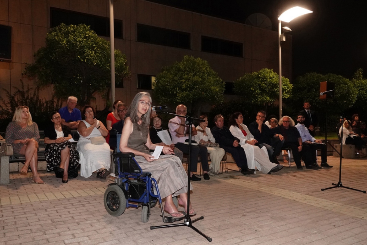 Η επιμελήτρια της έκθεσης Άννα Καφέτση μιλά κατά τη διάρκεια των εγκαινίων της εκθεσιακής τριλογίας ’’Η άγραφη βιβλιοθήκη - Ο τελευταίος αναγνώστης’’, στον Κήπο του Μεγάρου Μουσικής Αθηνών, την Τρίτη 10 Ιουλίου 2018 Το Annex M, νεοσύστατο κέντρο για τις εικαστικές τέχνες στο Μέγαρο Μουσικής Αθηνών, παρουσιάζει μια εκθεσιακή τριλογία με τίτλο Η Άγραφη Βιβλιοθήκη γύρω από το θέμα Βιβλία/Αναγνώστες/Συγγραφείς που θα πραγματοποιηθεί κατά την περίοδο της διοργάνωσης Αθήνα Παγκόσμια Πρωτεύουσα Βιβλίου 2018.Με πυρήνα το θεματικό αυτό τρίπτυχο οι 3 εκθέσεις επιχειρούν να αναδείξουν δίκτυα πολλαπλών σχέσεων και διασυνδέσεων, που ανιχνεύονται στη διατομή του βιβλίου/κειμένου με το σώμα, προφορικότητας και κειμενικότητας, του προσωπικού με τον δημόσιο χώρο. Η έκθεση θα παραμείνει μέχρι τις 16 Σεπτεμβρίου 2018 και η είσοδος είναι ελεύθερη για το κοινό.