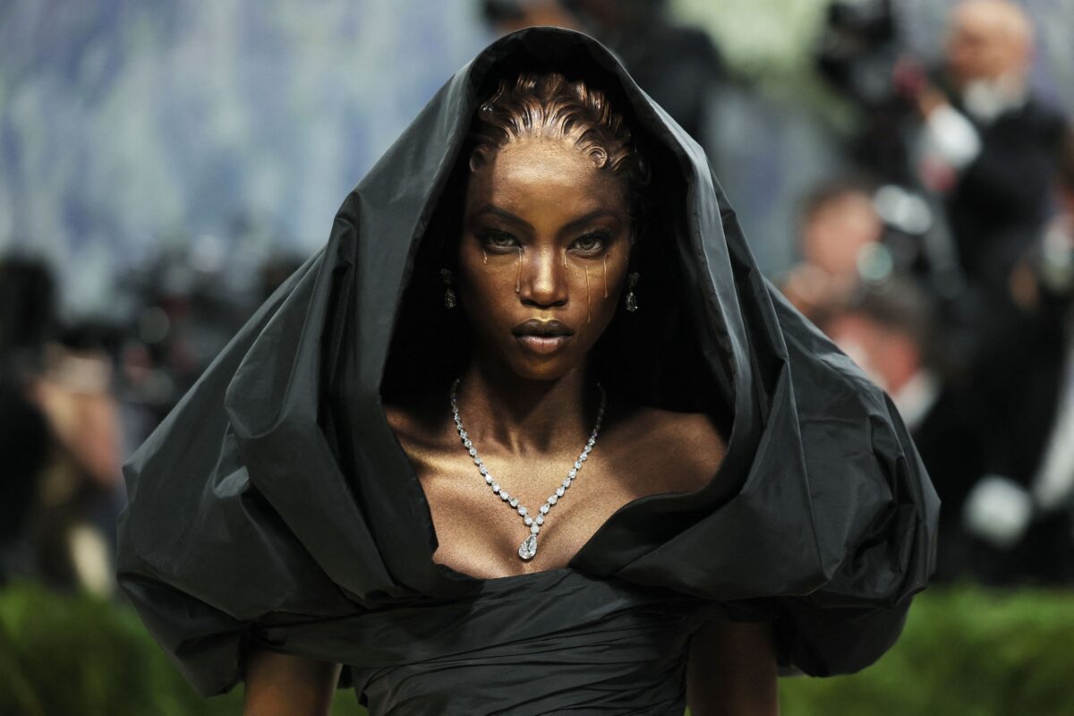 Met Gala 2026: Το supermodel Ανόκ Γιάι μαγνήτισε τα βλέμματα ως Μαύρη Παναγία - Το ηχηρό μήνυμα στον Τραμπ