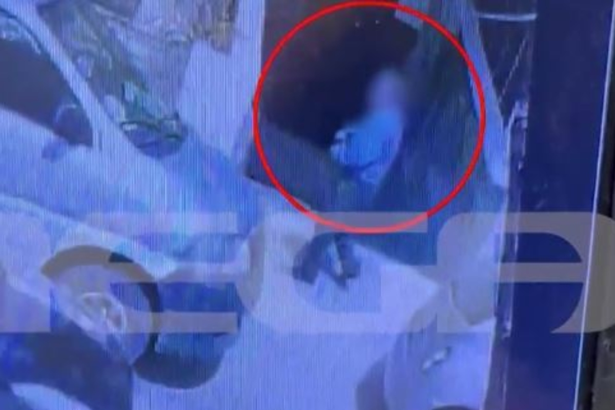 Καρέ από το βίντεο που δείχνει τον αντιδήμαρχο να χτυπά το γατάκι