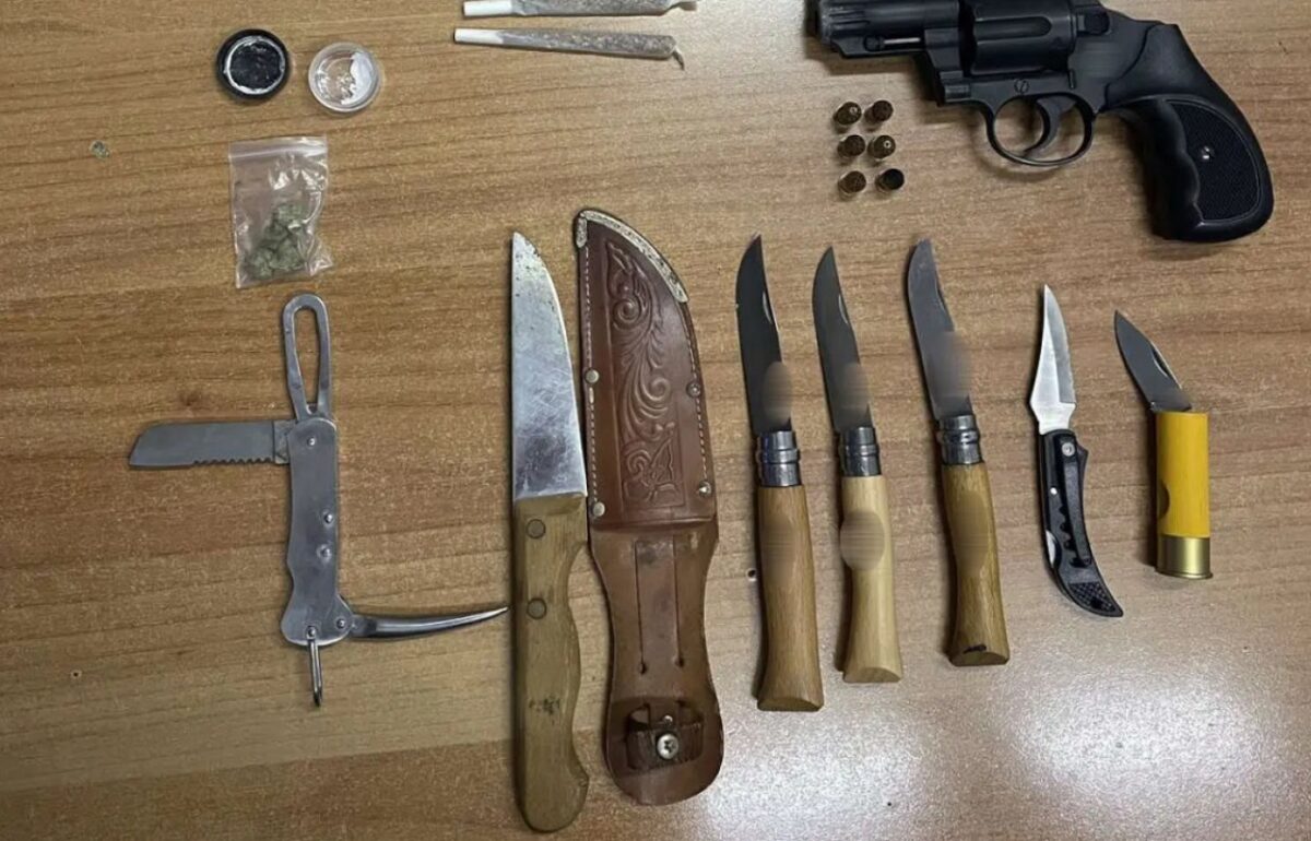 Αργυρούπολη: Χειροπέδες σε 50χρονο για πιστόλι, μαχαίρια και σουγιάδες στο αυτοκίνητό του
