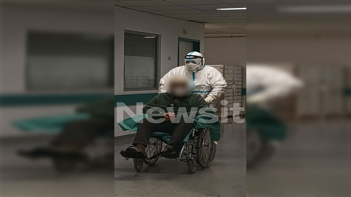 Χανταϊός: Η πρώτη εικόνα του 70χρονου από το κρουαζιερόπλοιο Hondius τη στιγμή της μεταφοράς του στο «Αττικόν»