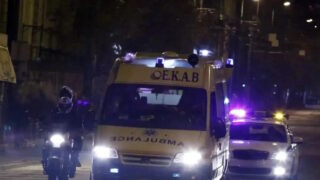 Ασθενοφόρο του ΕΚΑΒ και περιπολικό της ελληνικής αστυνομίας