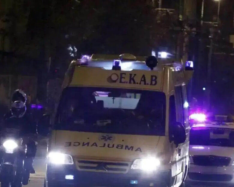 Ασθενοφόρο του ΕΚΑΒ και περιπολικό της ελληνικής αστυνομίας