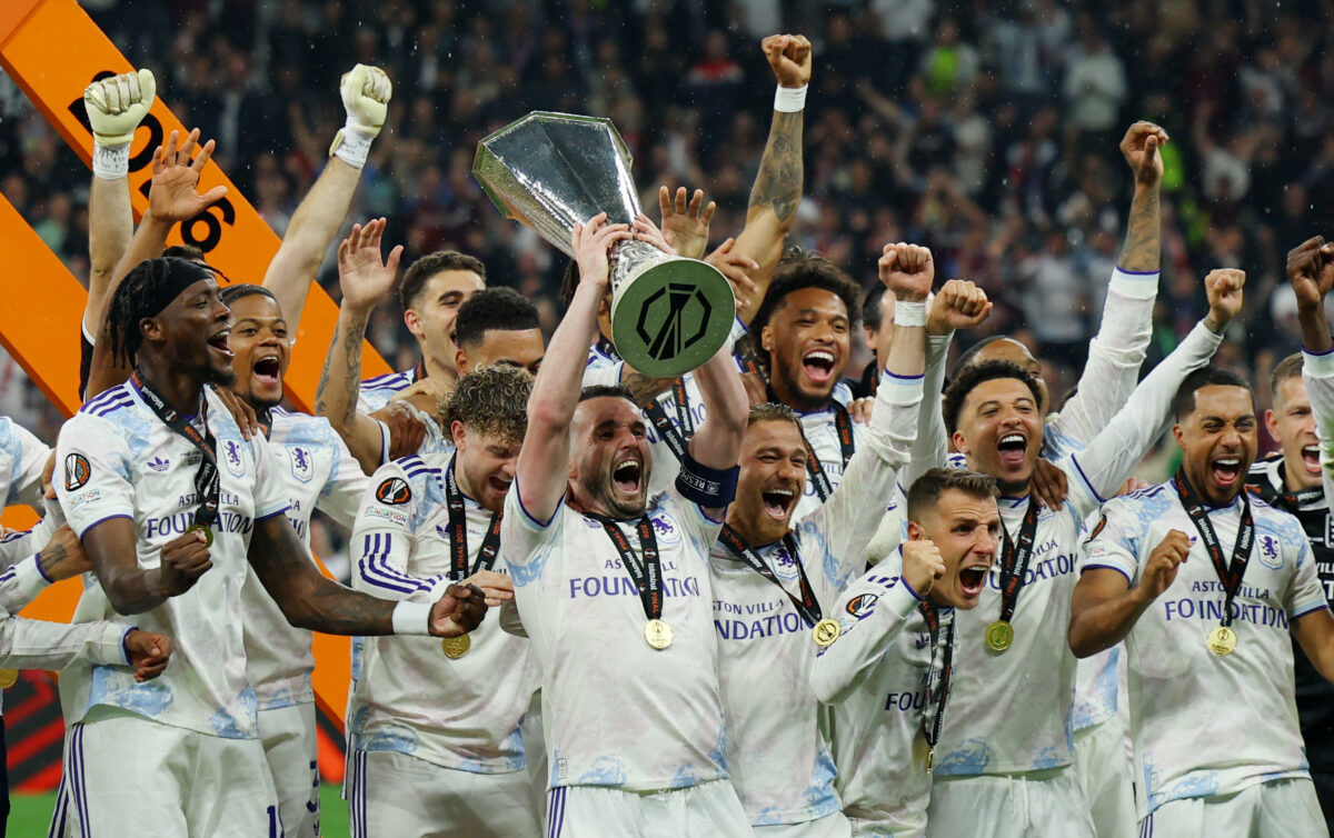Η απονομή του Europa League στην Αστον Βίλα: O Τζον ΜακΓκίν σήκωσε το τρόπαιο στον ουρανό της Κωνσταντινούπολης