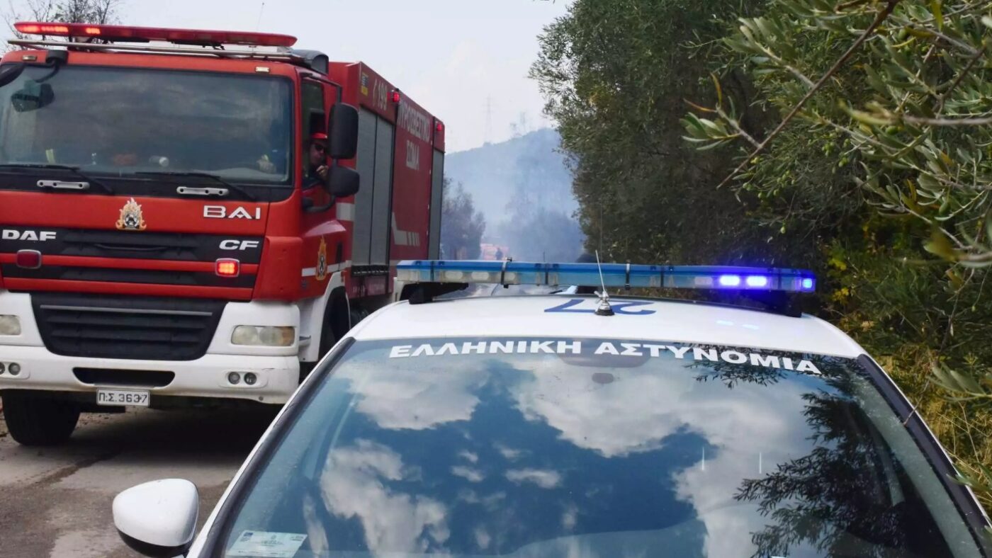 Πυροσβεστική και περιπολικό της Αστυνομίας