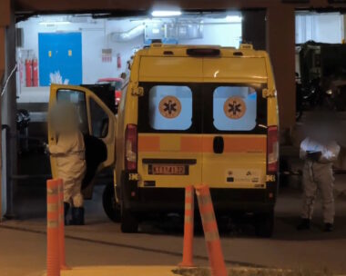 Το ασθενοφόρο που μετέφερε τον 70χρονο στο Αττικόν
