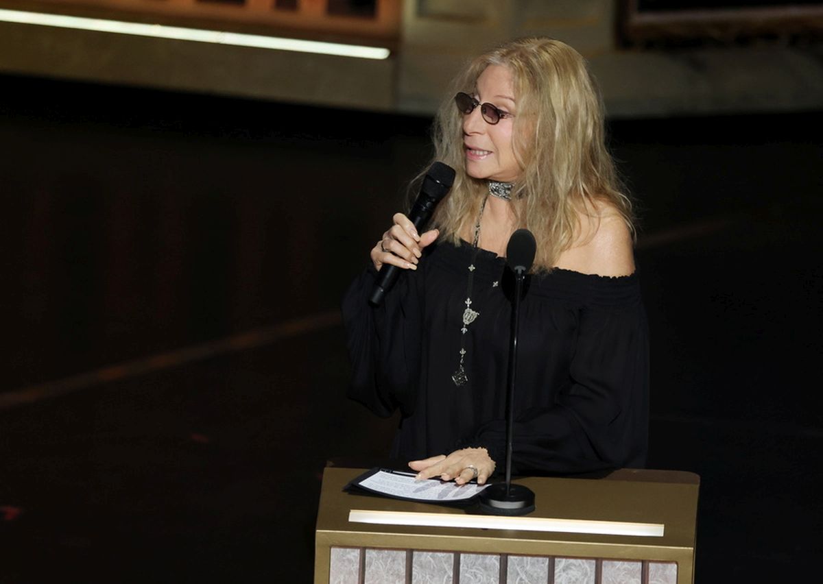 Η Μπάρμπρα Στρέιζαντ δεν θα πάει στις Κάννες για να παραλάβει τον τιμητικό Χρυσό Φοίνικα λόγω τραυματισμού στο γόνατο