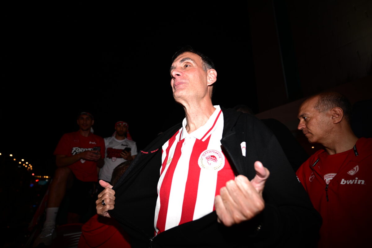 Ο Γιώργος Μπαρτζώκας με επετειακή φανέλα του Ολυμπιακού πάνω στο πούλμαν | Επικαιρότητα στο PlusTV.gr