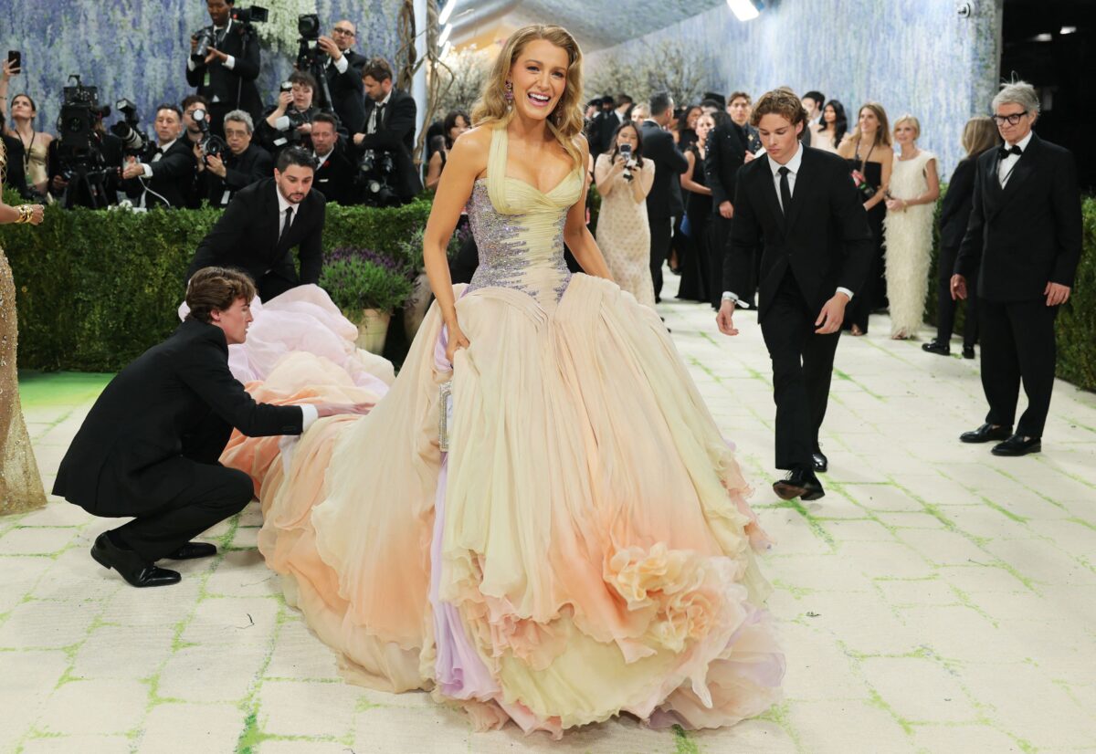 Met Gala 2026: Η εντυπωσιακή εμφάνιση της Μπλέικ Λάιβλι μετά τον συμβιβασμό με τον Τζάστιν Μπαλντόνι στη δικαστική διαμάχη τους