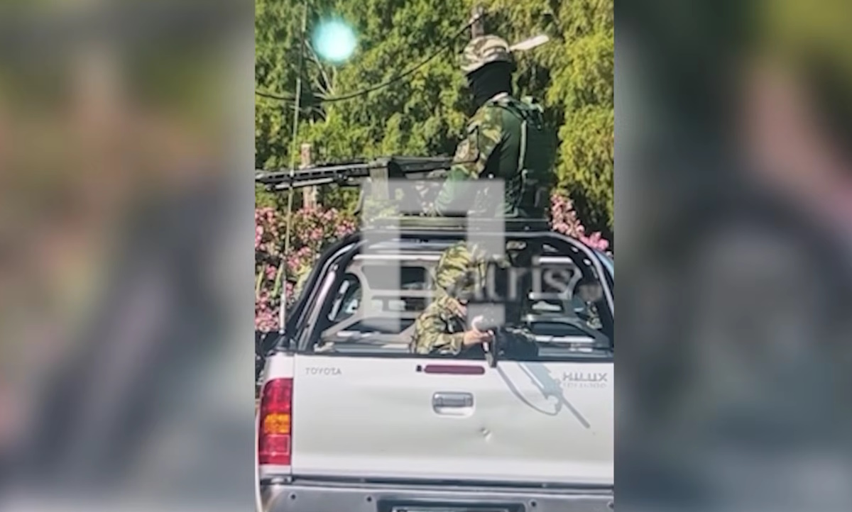 Άγνωστοι σημάδευαν τουρίστες με όπλα από καρότσα αγροτικού