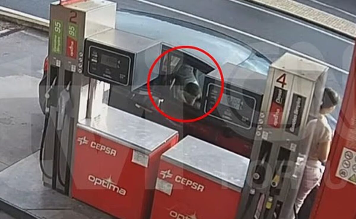 Πορτογαλία: Βίντεο με τα δύο αγοράκια να παίζουν μέσα στο αυτοκίνητο σε βενζινάδικο πριν τα εγκαταλείψει η μητέρα τους σε δάσος