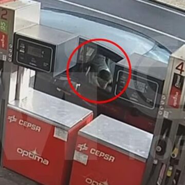 Τα αγοράκια παίζουν στο πίσω μέρος αυτοκινήτου