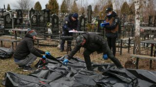 Σοροί από τη σφαγή στη Μπούτσα της Ουκρανίας