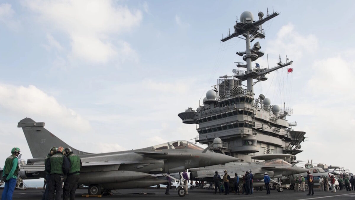 Rafale στο κατάστρωμα του γαλλικού αεροπλανοφόρου Charles de Gaulle
