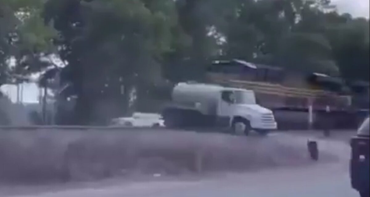 ΗΠΑ: Αναποδογύρισε βυτιοφόρο έπειτα από σφοδρή σύγκρουση με τρένο