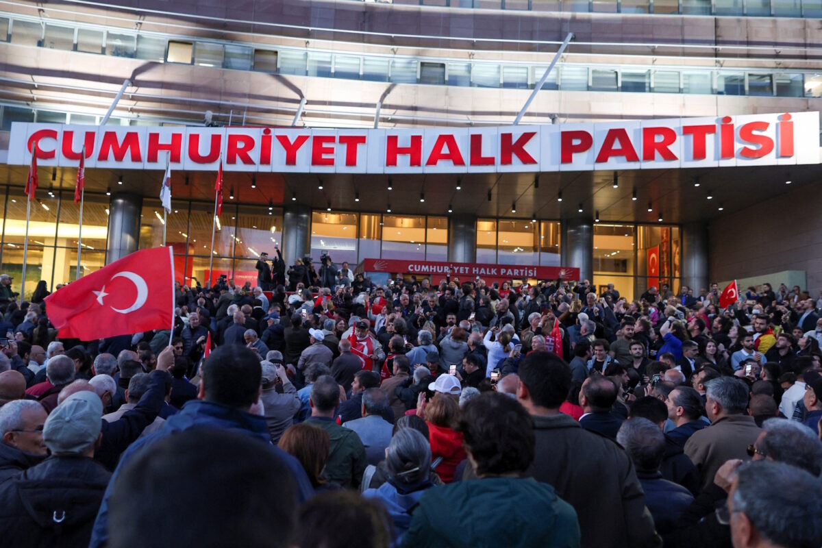 «Βράζει» η Τουρκία: Το CHP προσφεύγει στο Συμβούλιο Επικρατείας για την καθαίρεση του Οζγκιούρ Οζέλ – Επεισόδια και νέες συγκεντρώσεις