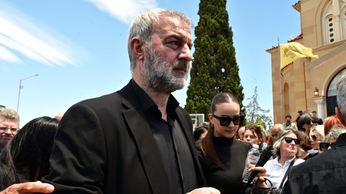 Τραϊανός Δέλλας, Βικτώρια Δέλλα