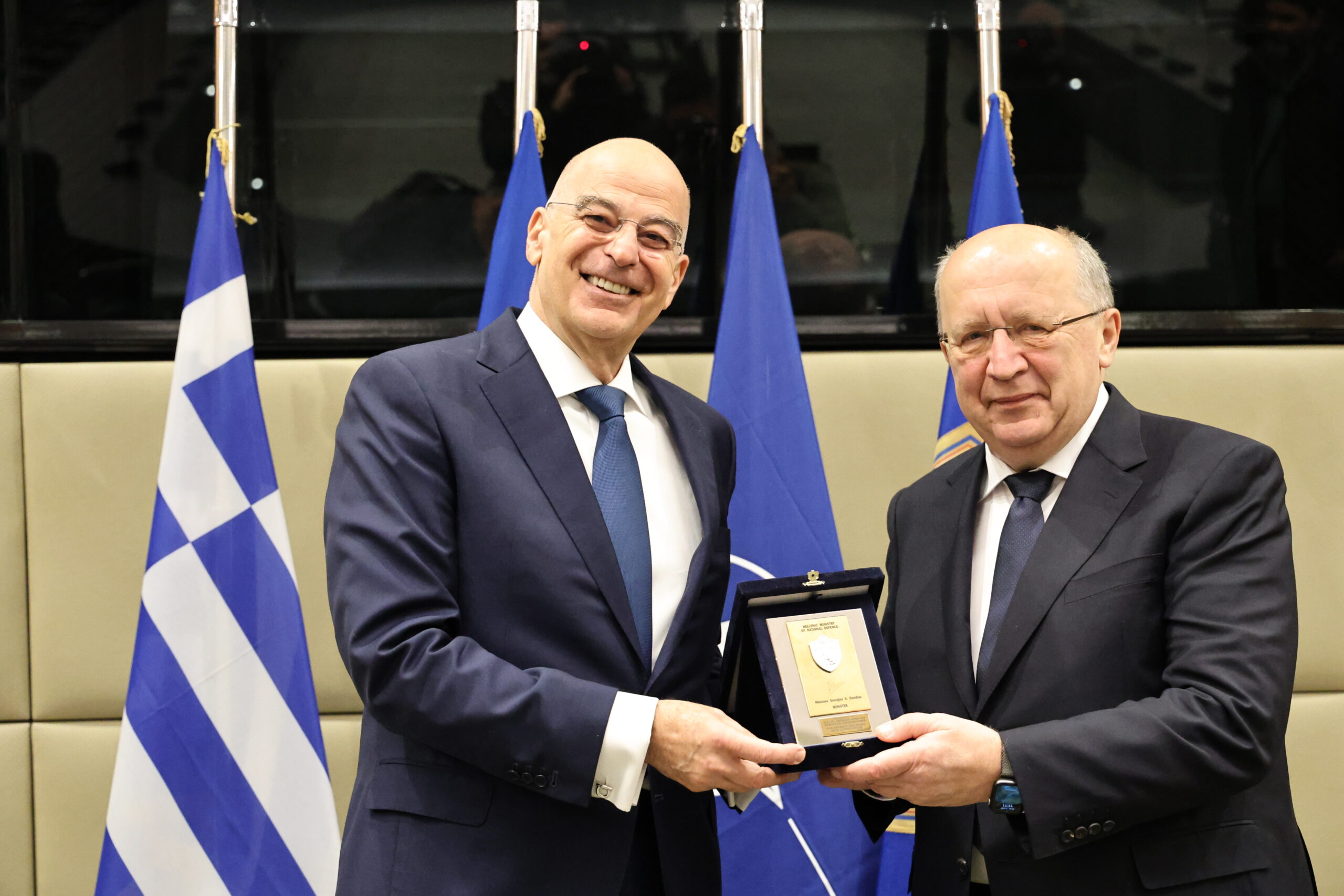 Στιγμιότυπο από τη συνάντηση του υπουργού Εθνικής Άμυνας Νίκου Δένδια με τον Επίτροπο της Ευρωπαϊκής Ένωσης αρμόδιο για την Άμυνα και το Διάστημα Άντριους Κουμπίλιους (Πηγή φωτογραφίας: ΓΙΑΝΝΗΣ ΠΑΝΑΓΟΠΟΥΛΟΣ