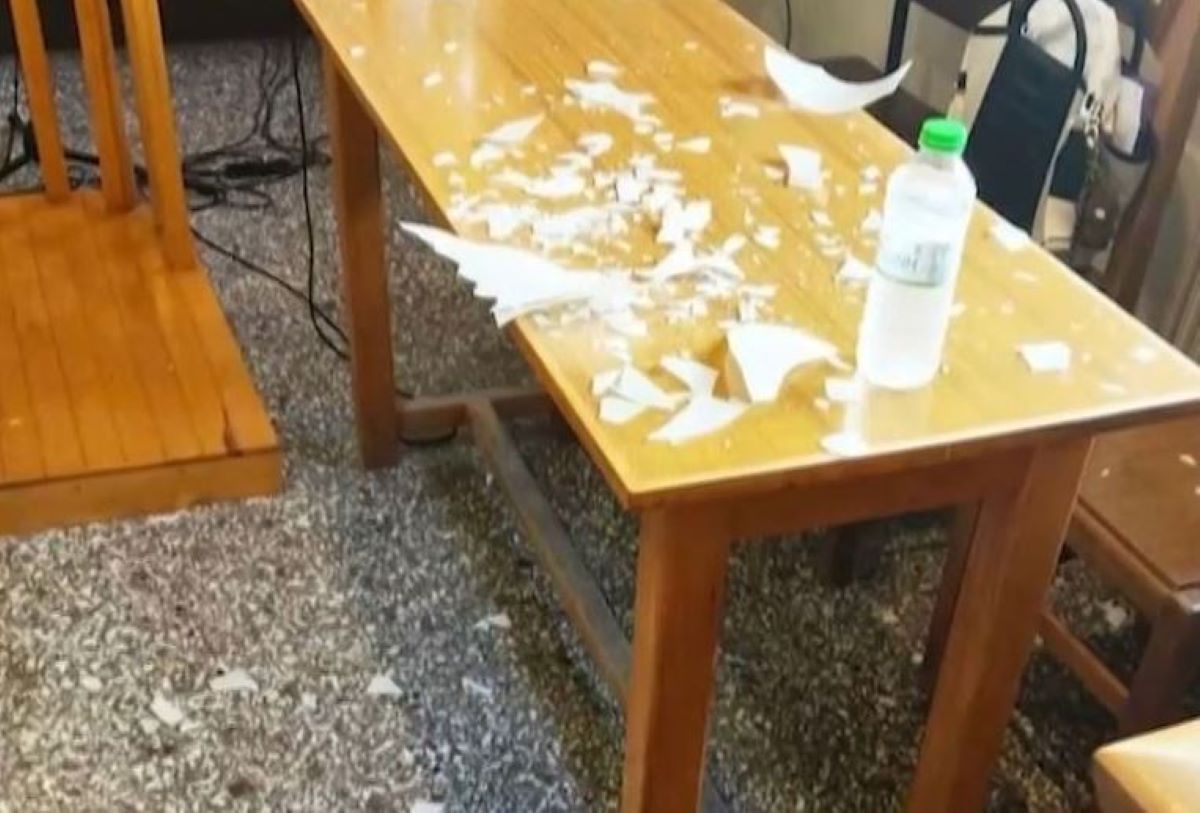 Φωτιστικό ξεκόλλησε από το ταβάνι στο Πρωτοδικείο Νάουσας