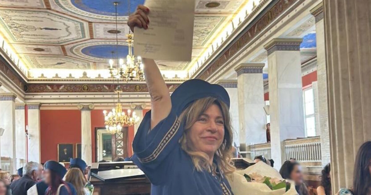 Η Δήμητρα Παπαδοπούλου αποφοίτησε από την αγγλική φιλολογία στα 63 της: «Μπαμπά πήρα πτυχίο»