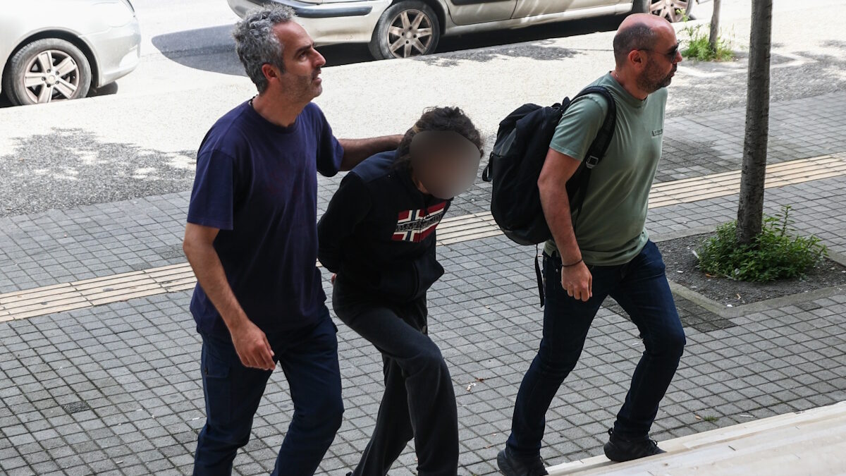 Στον Εισαγγελέα οδηγήθηκαν οι δύο συλληφθέντες, 43 και 44 ετών, που συνελήφθησαν για την δολοφονία 54χρονου στην περιοχή των Κυμίνων Θεσσαλονίκης