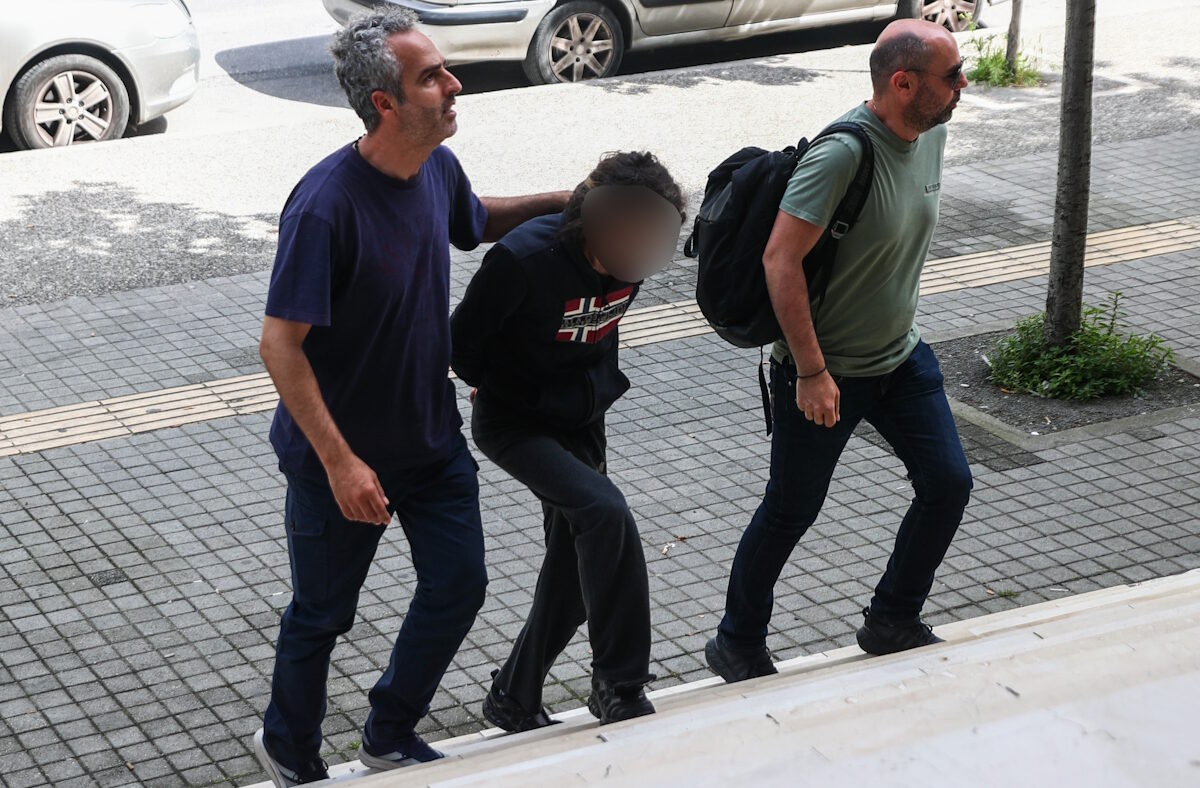 Στον Εισαγγελέα οδηγήθηκαν οι δύο συλληφθέντες, 43 και 44 ετών, που συνελήφθησαν για την δολοφονία 54χρονου στην περιοχή των Κυμίνων Θεσσαλονίκης
