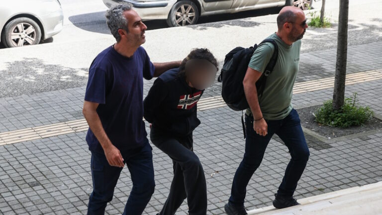 Στον Εισαγγελέα οδηγήθηκαν οι δύο συλληφθέντες, 43 και 44 ετών, που συνελήφθησαν για την δολοφονία 54χρονου στην περιοχή των Κυμίνων Θεσσαλονίκης