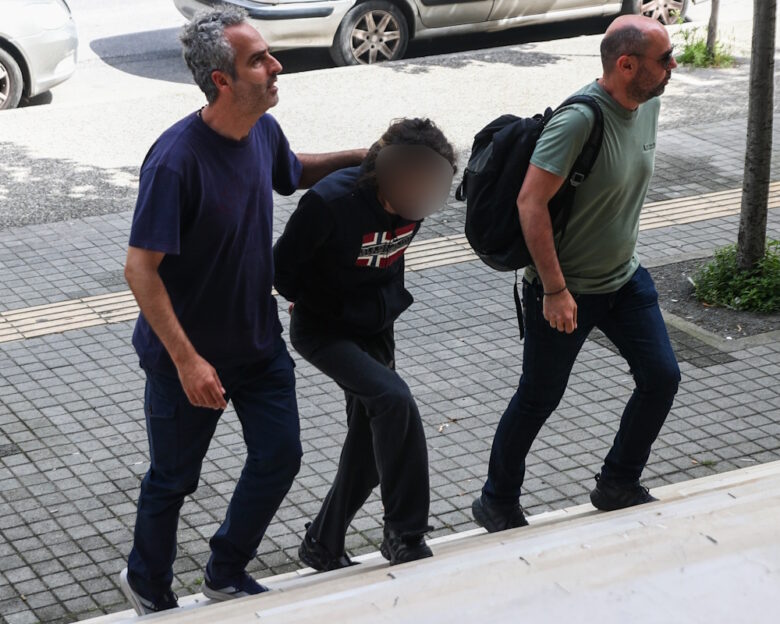 Στον Εισαγγελέα οδηγήθηκαν οι δύο συλληφθέντες, 43 και 44 ετών, που συνελήφθησαν για την δολοφονία 54χρονου στην περιοχή των Κυμίνων Θεσσαλονίκης