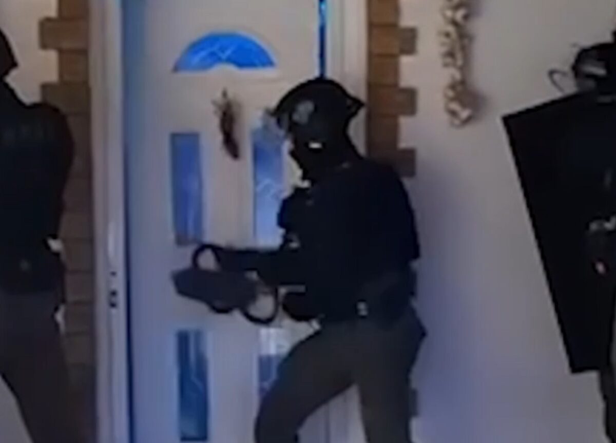 Καρέ καρέ η εισβολή του ελληνικού FBI σε σπίτια σπείρας που παρίστανε υπαλλήλους του ΔΕΔΔΗΕ - Πάνω από 3 εκατ. ευρώ η λεία